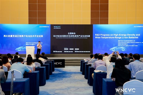 會(huì)議室里的人們

中度可信度描述已自動(dòng)生成